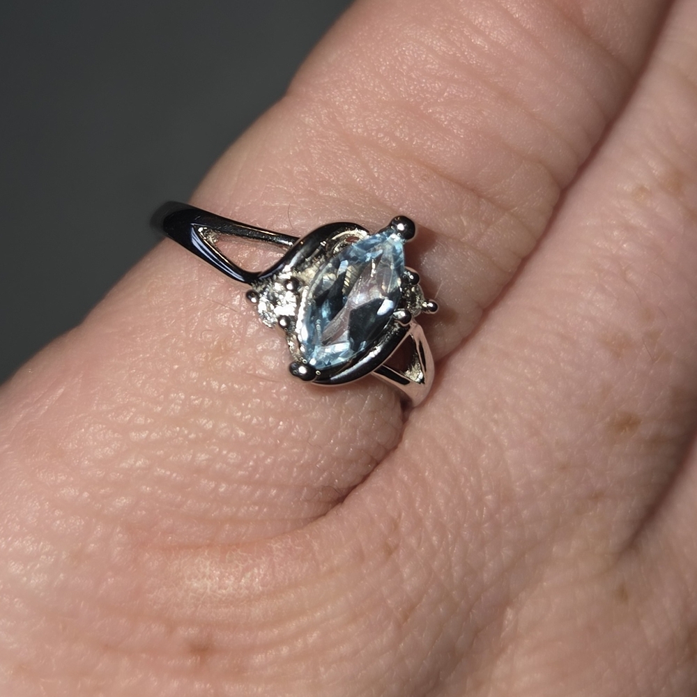 Elegant Sterling Silver Blue Topaz Ring - Picture 3 of 4